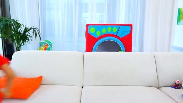 Влад и Ники играют с игрушечной стиральной машиной