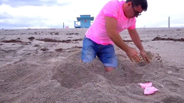 Настя и папа спят на море