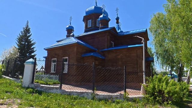 У Крестовоздвиженского храма