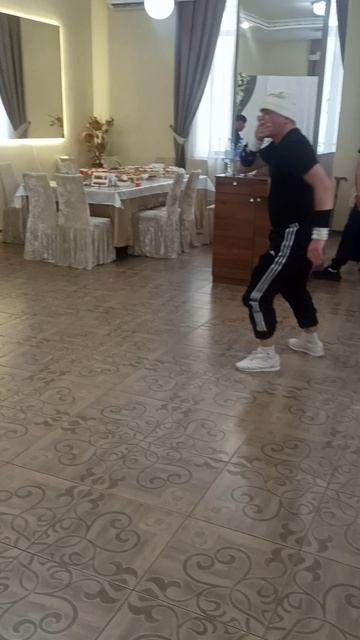 Меня зовут Дмитрий я занимаюсь спортивным видом танца Break Dance выступаю на корпоротив87774433955
