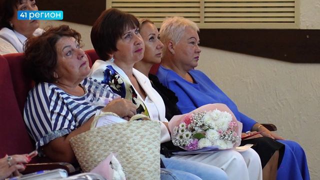 ФЕДЕРАЛЬНЫЕ ВЕДОМСТВЕННЫЕ НАГРАДЫ УЧИТЕЛЯМ КАМЧАТКИ ВРУЧИЛА ИРИНА ЯРОВАЯ • НОВОСТИ КАМЧАТКИ