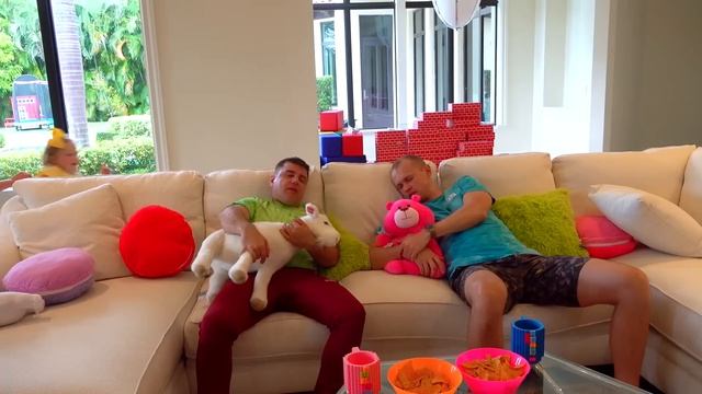 Настя играет с мисс Кэти и мистером Максом