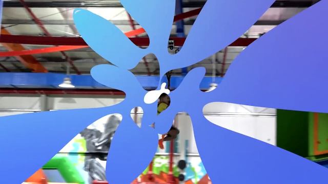 Диана и Рома играют с мамой на детской площадке в Дубае