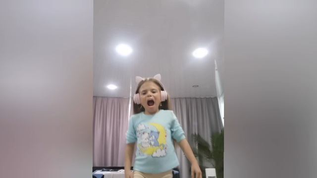 Я таную с песней Call Me