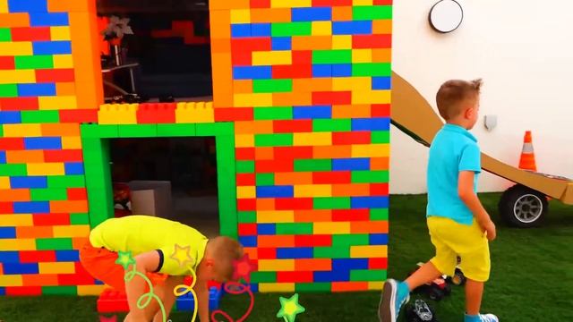Влад и Ники играют и веселятся с новыми игрушечными машинками и наборами