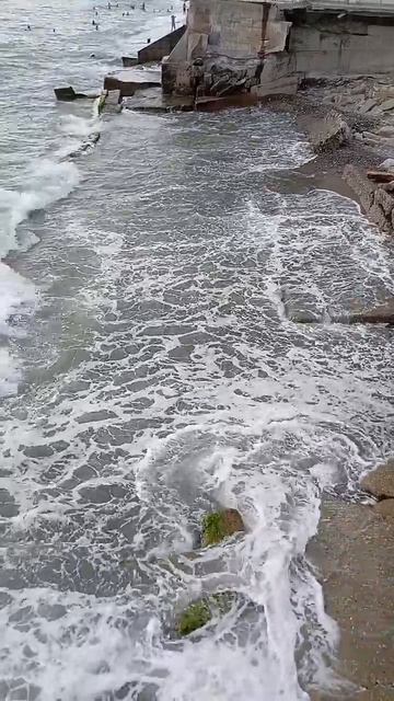 Битва воды и камня: море штурмует берег