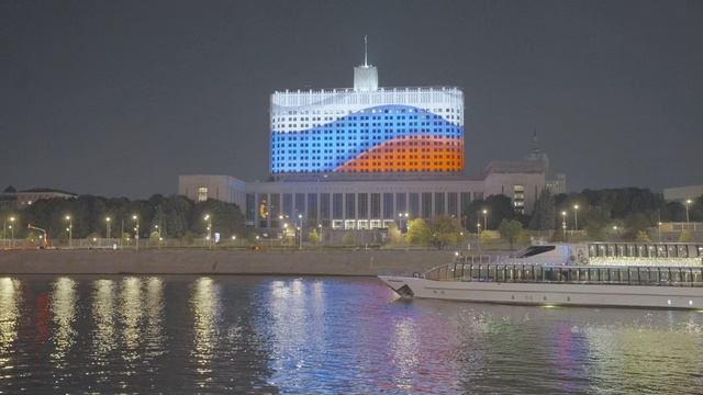 Кадры праздничного оформления Дома Правительства в честь Дня Государственного флага