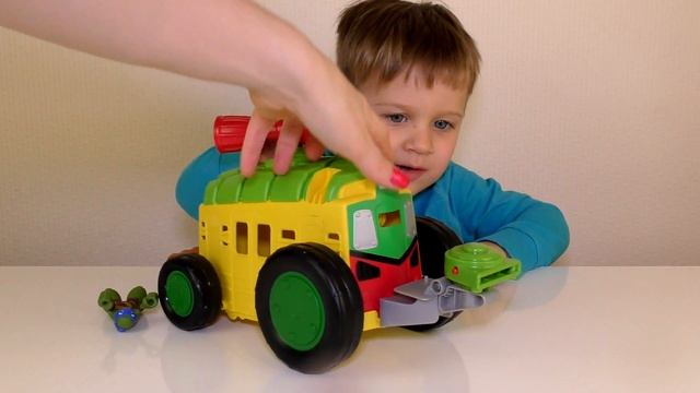 Рома играет в Боевой Транспорт с Фигуркой Серии МАЛЫШИ Фургон с фиг. Лео