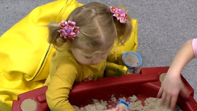 Диана играет в крытой игровой площадке Семейное развлечение для детей