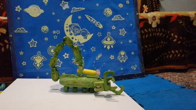 Робот гигантский скорпион спускается с горки чтобы по пить ледяной воды на астероиде в космическом п