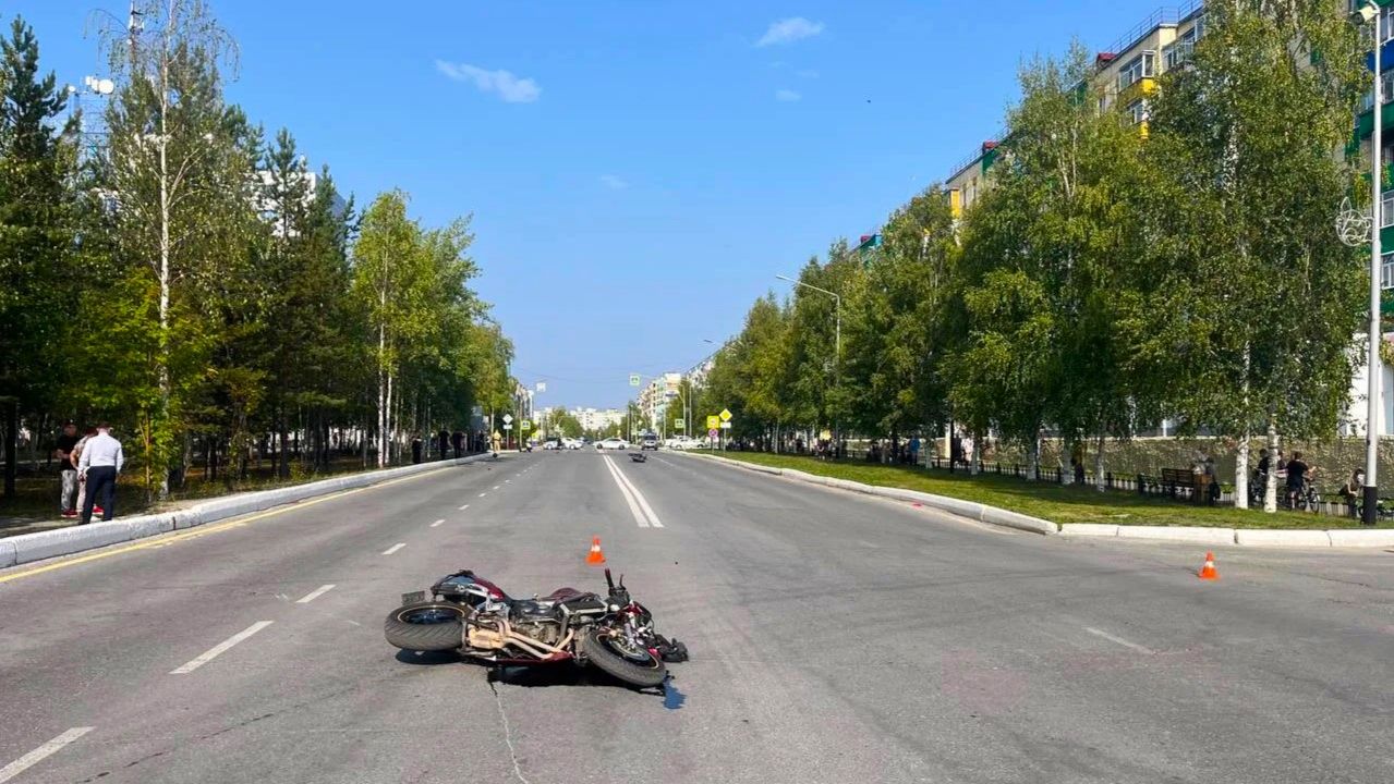 Мотоциклист и велосипедист не поделили дорогу в Радужном