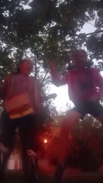 а мы танцуем с подругой