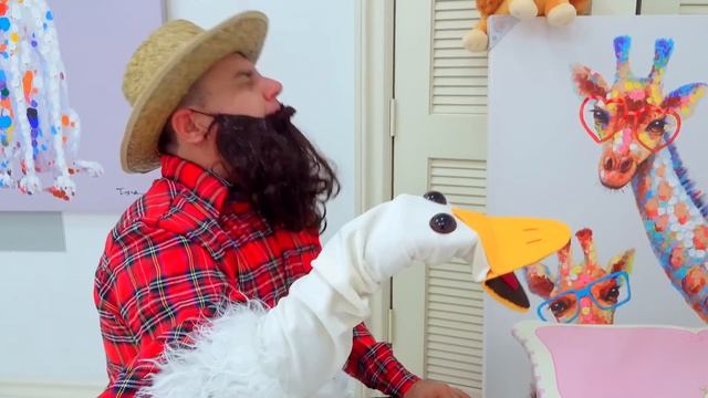 Настя играет в ветеринара с игрушками