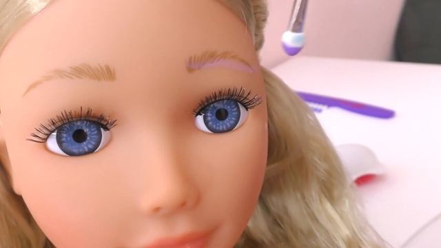 Диана играет в Куклы