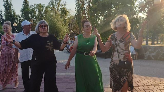23 августа. Сирень в начале мая...