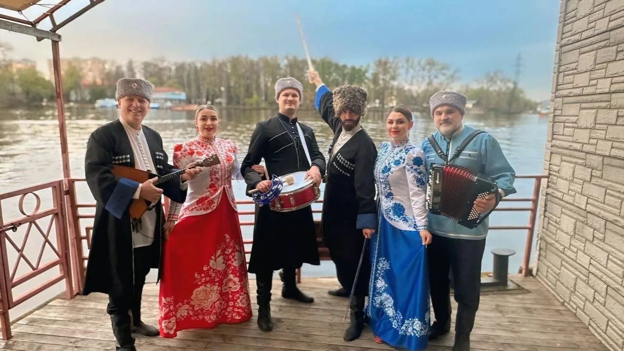 КАЗАКИ МОСКВЫ ЗАЖИГАЮТ ХИТЫ НАШЕЙ СТРАНЫ!