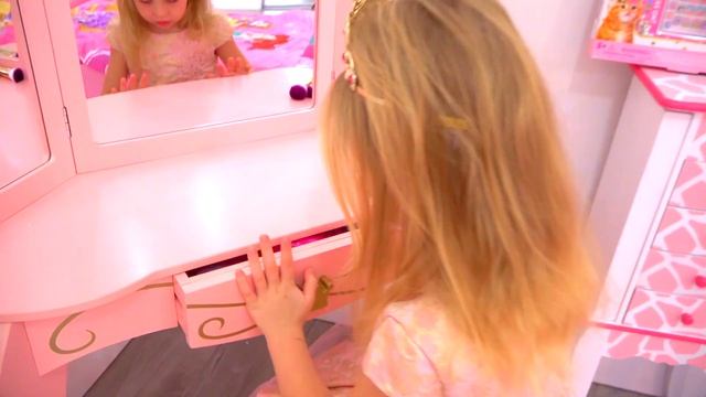 Настя играет в переодевание и макияж с игрушками