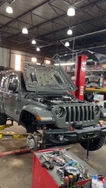 Установка лебёдки на Jeep Wrangler #jeep #wrangler #jeepwrangler #автосервис #лебедка #shorts #short