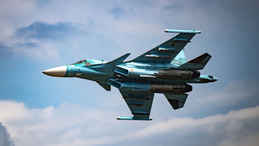 Су-34 уничтожил опорный пункт и склад вооружения ВСУ. Лучшее видео из зоны СВО