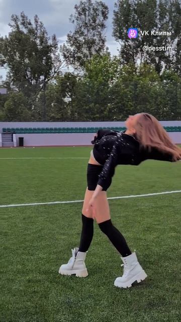 Спортивная девушка в черных шортиках
