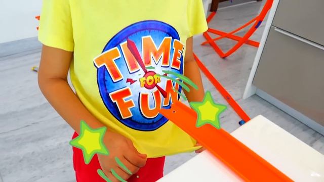 Ники играет с машинками Hot Wheels и наборами - видео-коллекция с игрушечными машинками