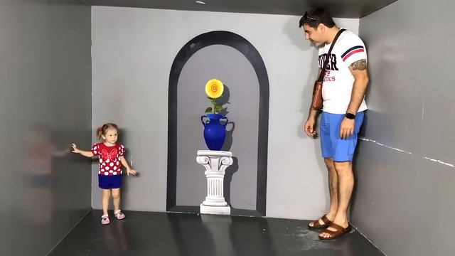 Настя играет в детском музее