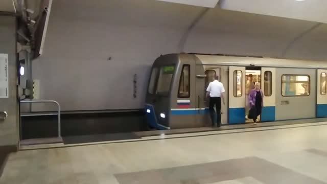 Станция метро Алтуфьево интерьер, пассажиры, поезда Москва Фрагмент 7