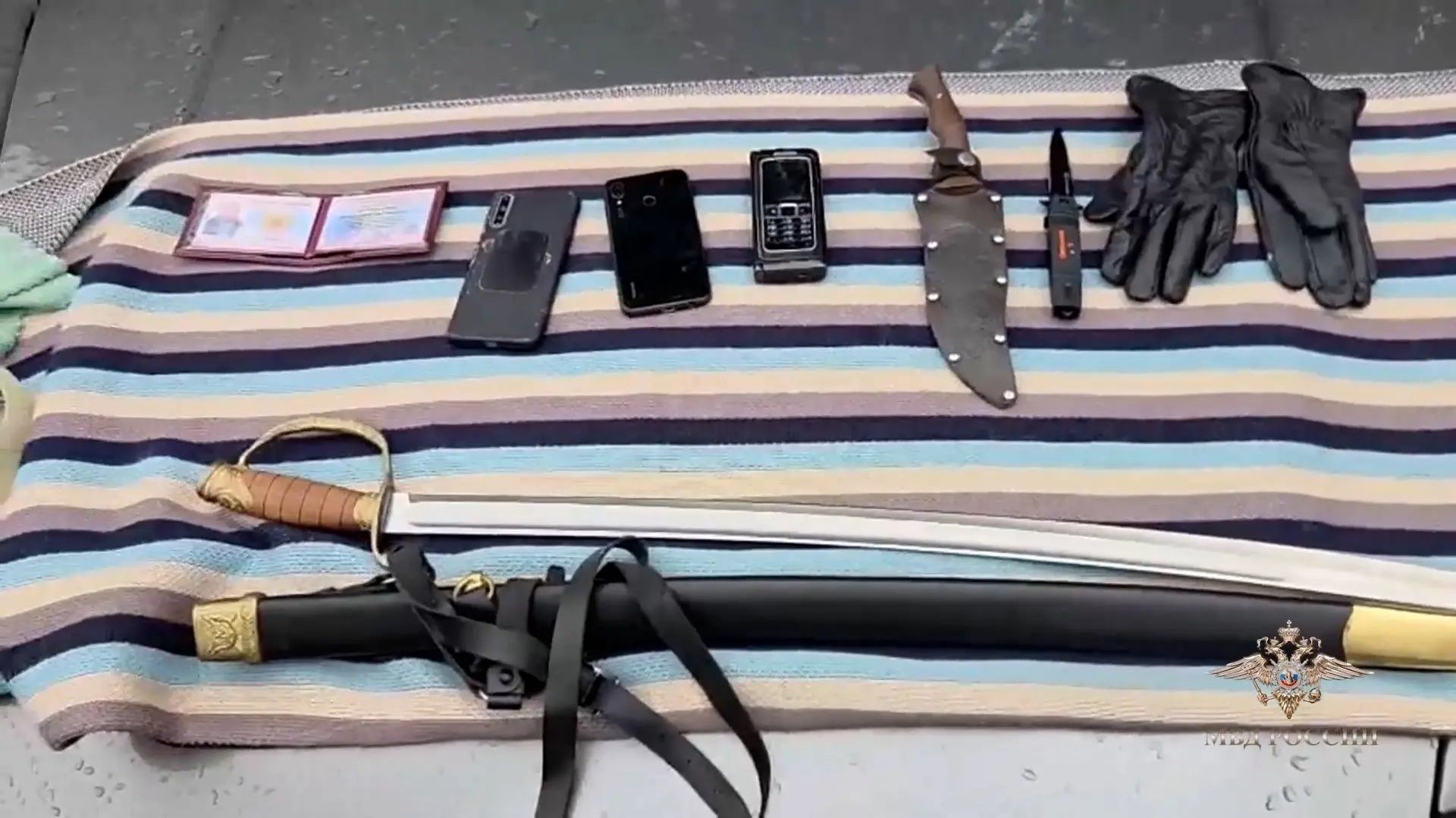 Полицейские задержали пятерых мужчин подозреваемых в вымогательстве денежных средств