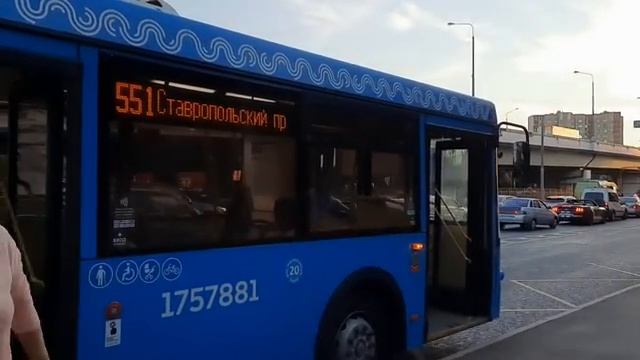 Автобус ЛиАЗ-5292.65 следует по маршруту 551