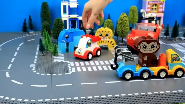 Скорая помощь Грузовик и монго других игрушек  Детское видео с игрушками