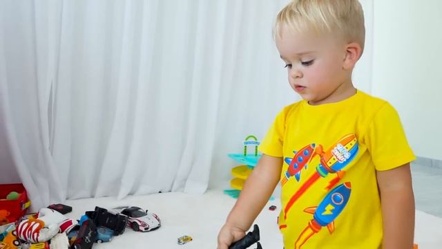 Маленький Крис играет с игрушками - лучшие видео с младшим братом