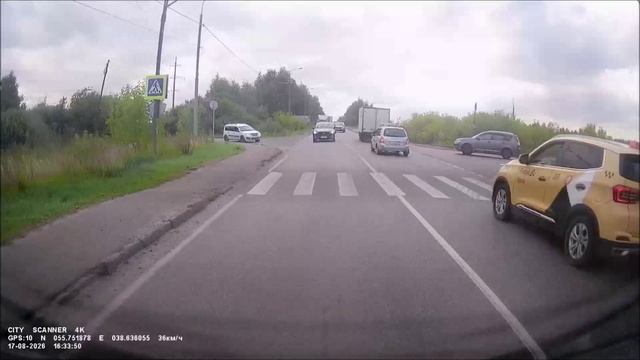 Оторвалось колесо у грузовика.