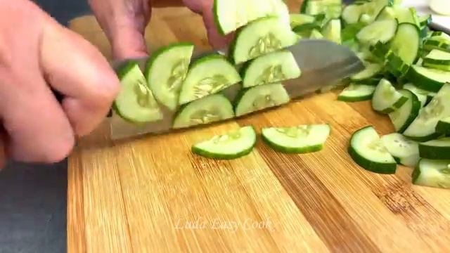 Необыкновенно вкусный салат из огурцов яиц и маринованного лука Готовлю все лето Рецепт салата