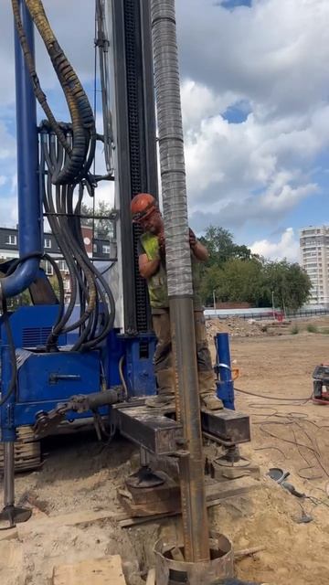 Погружаем фильтровую колонну! 🏗 Еще немного, и система водопонижения будет готова. 💧⚙️
