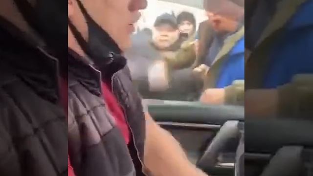 Мигранты напали на авто русского водителя и его дочери, которые везли гуманитарку на фронт.