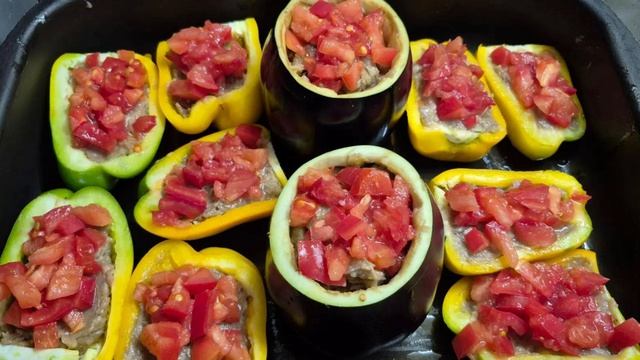 Фаршированные овощи под сырной корочкой: вкусный обед для всей семьи