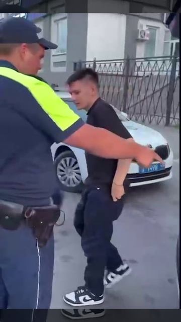 Лол: в Кургане полицейские нашли парня, который спокойно спал в багажнике машины без номеров прямо у
