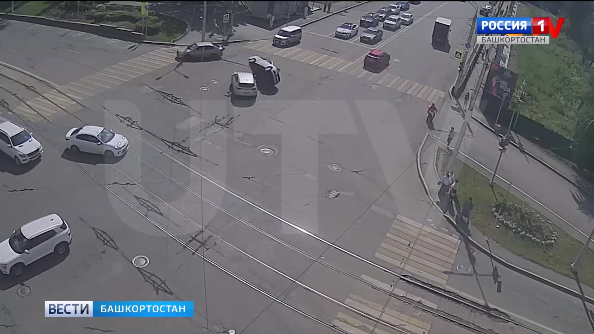В центре Уфы перевернулась легковушка