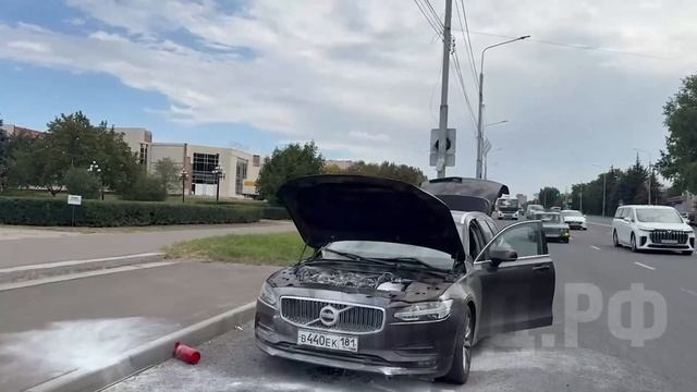 В Луганске инспекторы ДПС спасли автомобиль от полного возгорания