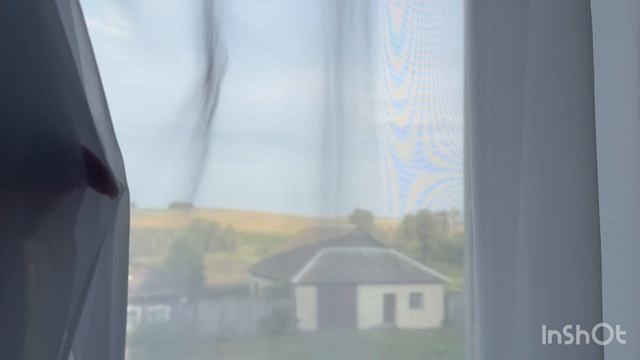 Повесила тюль , облагородила окно.