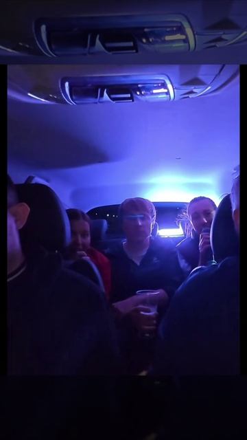 Атмосфера ночного караоке-такси, где каждый знает слова легендарной песни. Эта компания точно зна...