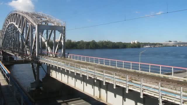 На электричке по Финляндскому ж-д мосту. СПб.