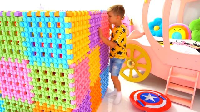 Диана и Рома играют с конструктором и строят игровые домики