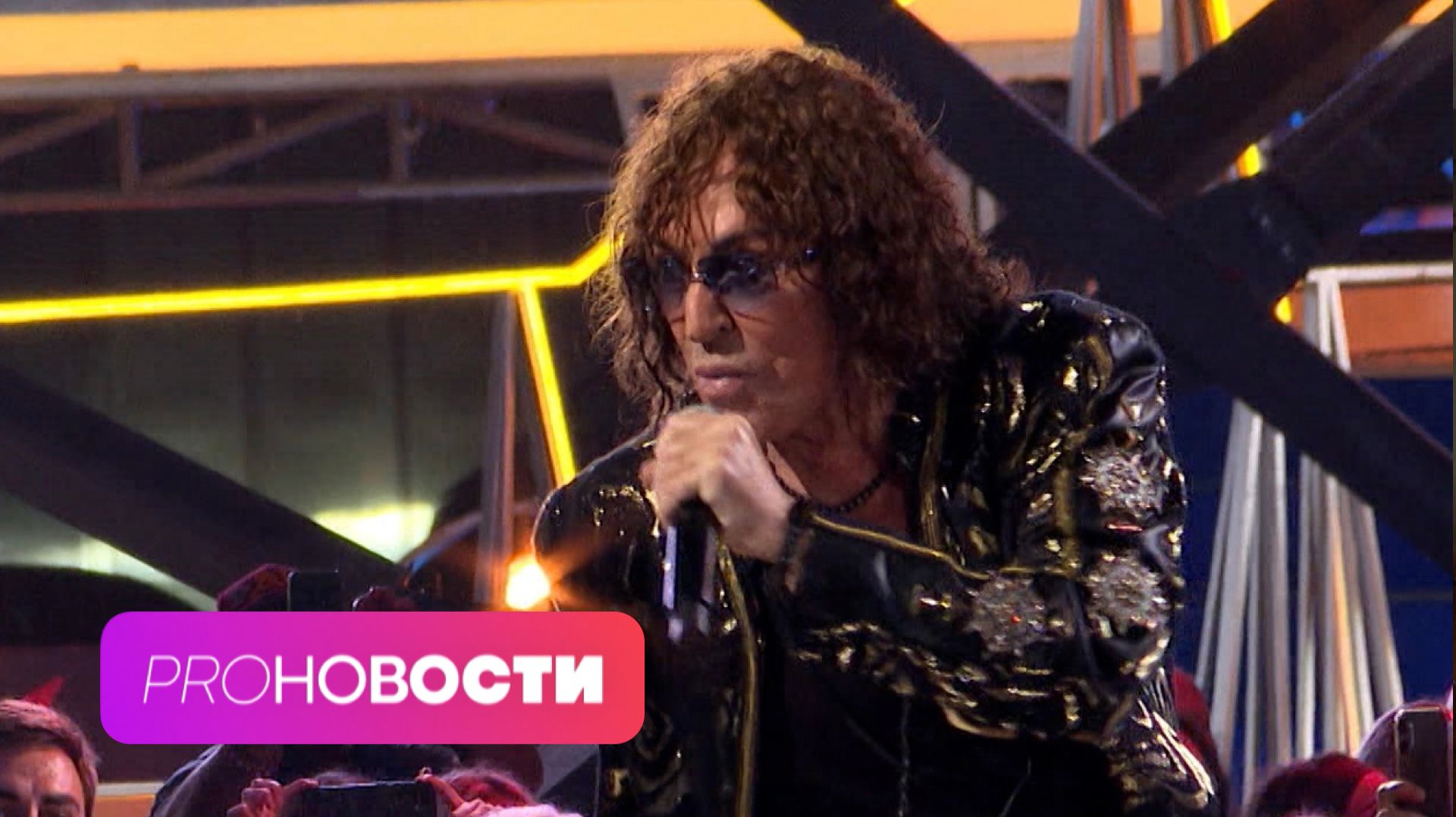 За что директор Валерия Леонтьева угрожал журналистам? И как артист выступил на «Новой волне»?