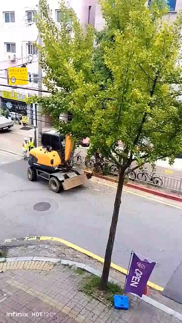 Так в Южной Корее очищают деревья от яблок .