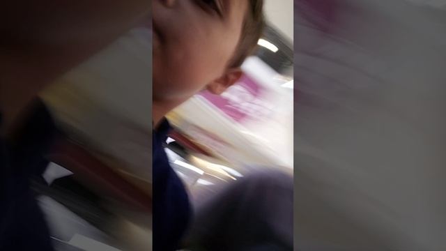 мы приехали в ТЦ  будем показывать прикольные вещи
