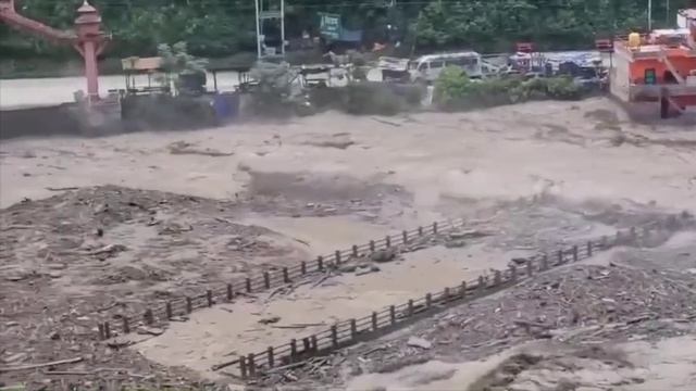 Сильное наводнение произошло в Непале.   Там после ливней сошёл оползень. Смыты дома, машины, дороги