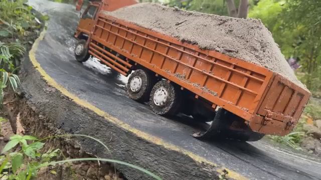 RC машинки 🚚 Как модельки грузовиков справляются с реальным песком