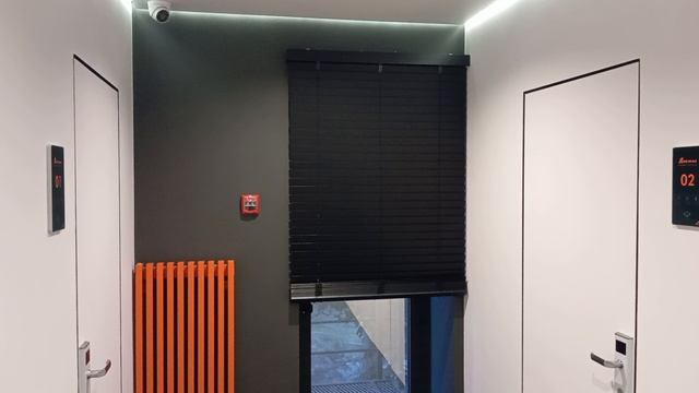 Электропривод. Горизонтальные жалюзи. Coulisse 50 мм, деревянные ламели черный цвет. СВИЛ. аккумулят