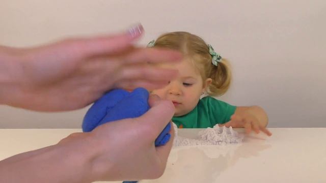 Распаковка кинетического песка Лепим панду из песка